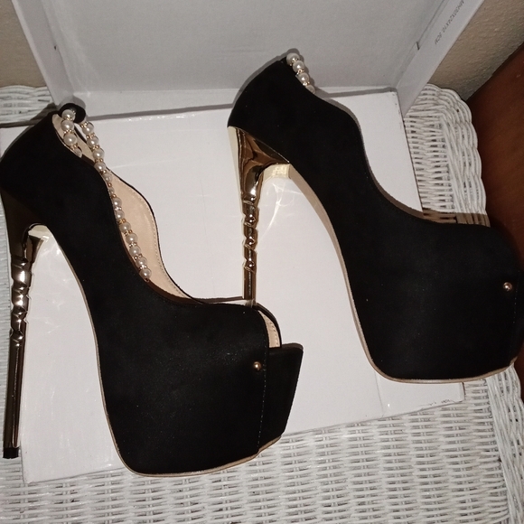 Elegant Black Stiletto Heels with Gold Accents - Picture 4 of 8